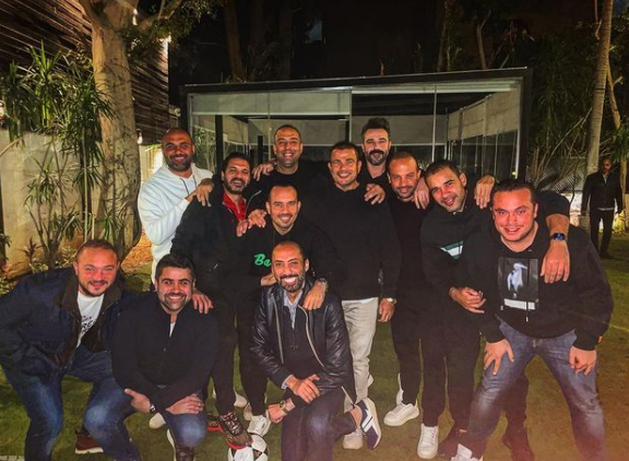 عمرو دياب يتوسط مجموعة من اصدقاءه