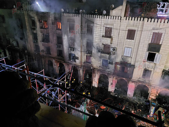 حريق داخل مبنى فى منطقة الحسين (3)