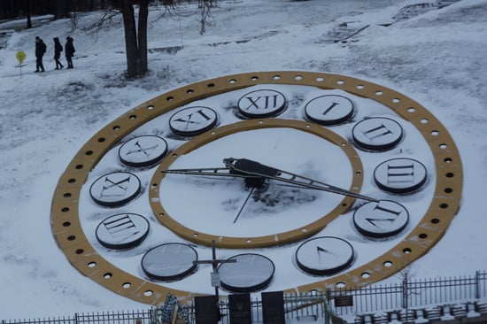ساعة كبيرة أثناء تساقط الثلوج في وسط مدينة كييف