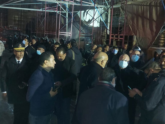 محافظ القاهرة يتفقد جهود اخماد حريق بالحسين (2)