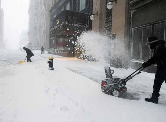 يزيلون الثلوج خلال عاصفة نورستر في بوسطن