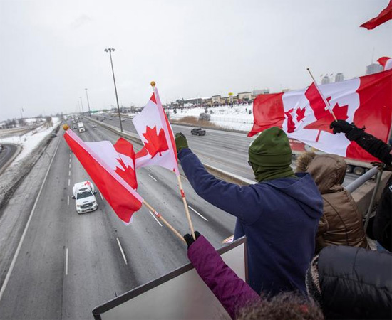 أعلام كندا فى مسيرات احتجاجية