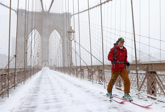 شخص يتزلج فوق جسر بروكلين