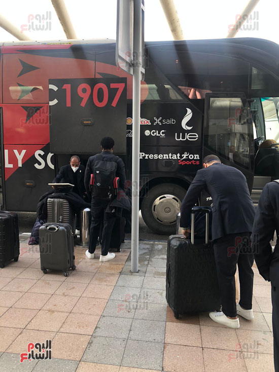 بعثة الأهلى تصل مطار القاهرة (14)