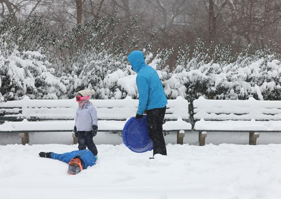 يلعب الأطفال في الثلج