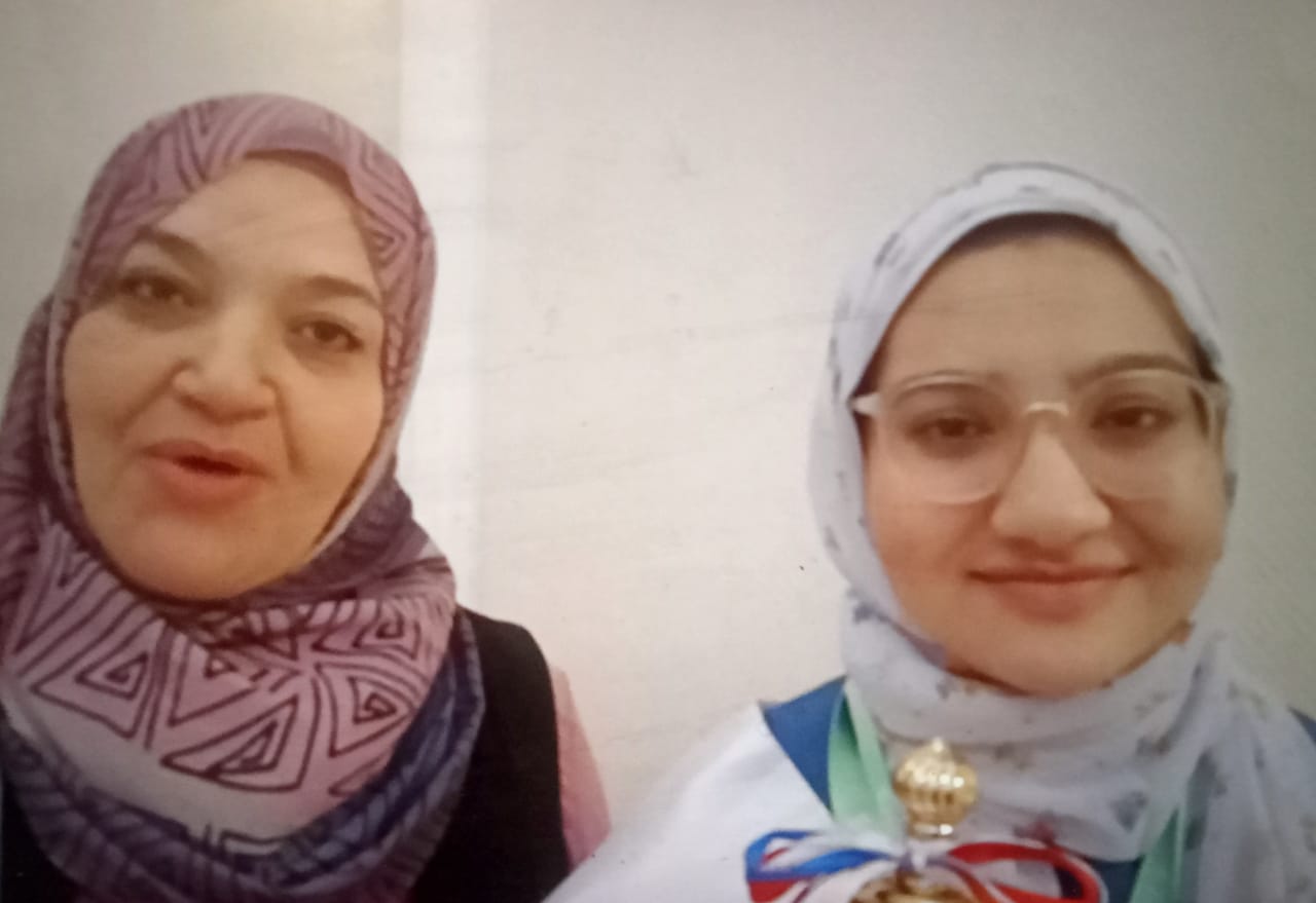 لجين محمد ووالدتها الثالثة  على مستوى العالم في اولمبياد اللغة الانجليزية