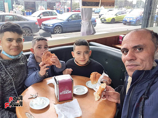 محمد زوج أمينة الإيطالية مع أبنائه الثلاثة