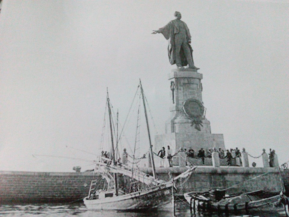 تمثال ديلسيبس قبل تفجيره