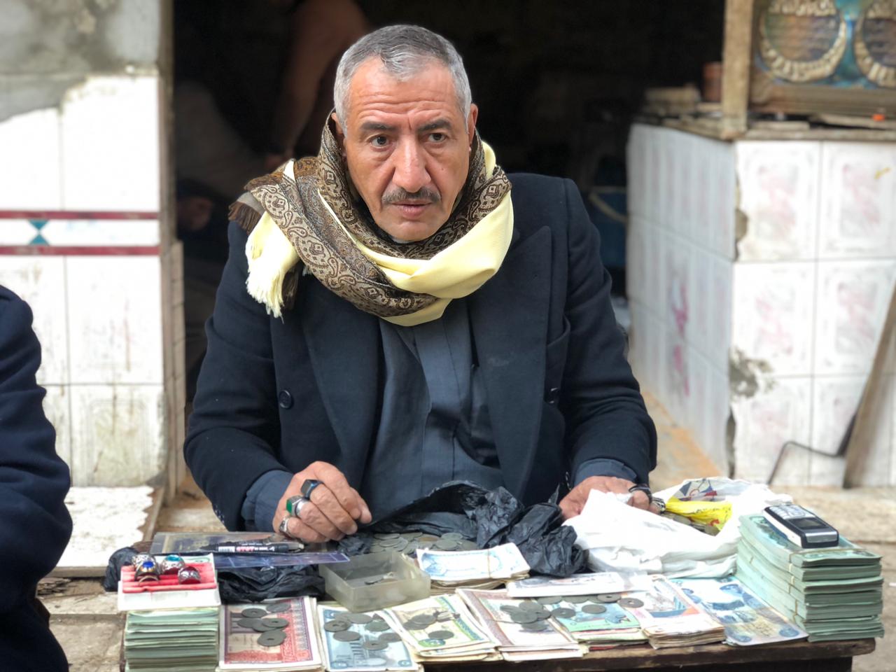 أحد بائعي العملات القديمة بمدينة المنصورة