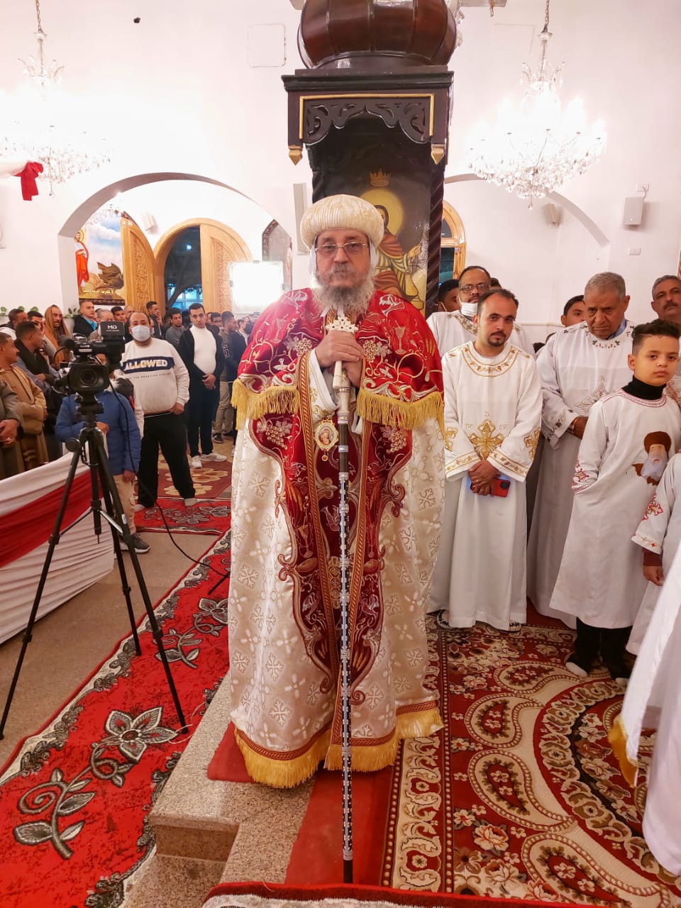 الأنبا يواقيم أسقف إسنا وأرمنت يترأس قداس عيد الميلاد