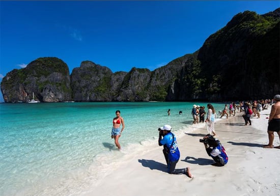 يزور السياح خليج مايا بعد أن أعادت تايلاند فتح شاطئها المشهور عالميًا