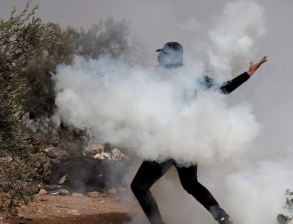فلسطيني وسط دخان الغاز