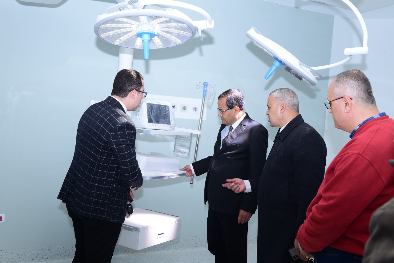 وصول أجهزة طبية حديثة لتركبيها بمستشفيات جامعة سوهاج (8)