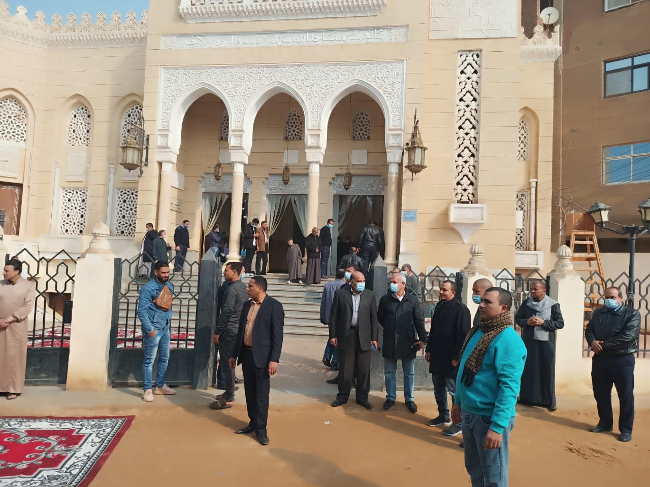 وصول جثمان محمد العربى شقيق شهبندر التجار إلى مسجد أبورقبة (2)