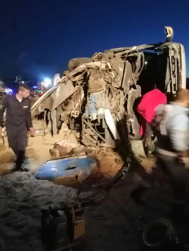 صور لحادث تصادم مروع بين سيارة ميكروباص وأتوبيس نقل عام، (6)