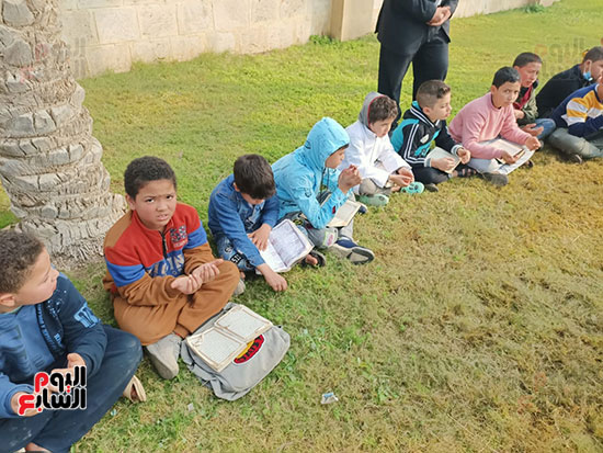 أطفال أبو رقبة بالمنوفية ينظمون مقرأة لقراءة القرآن (7)
