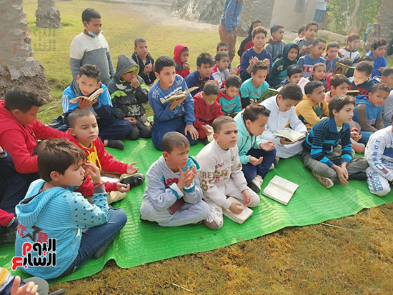 أطفال أبو رقبة بالمنوفية ينظمون مقرأة لقراءة القرآن (3)