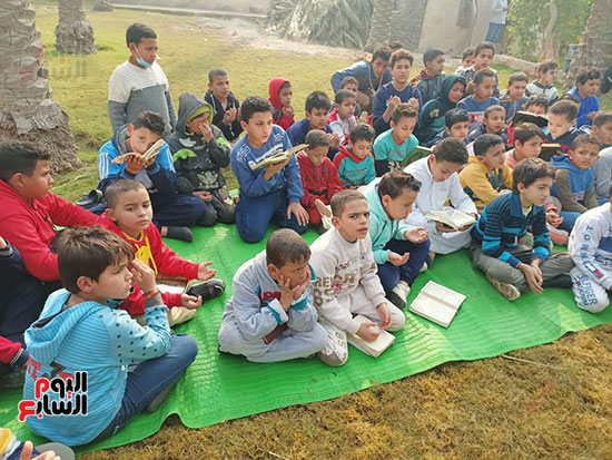 أطفال أبو رقبة بالمنوفية ينظمون مقرأة لقراءة القرآن (10)
