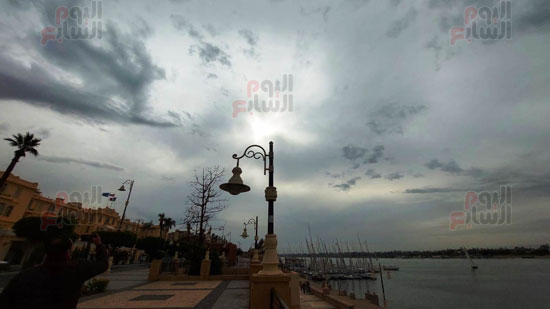 أمطار-خفيفة-بمدينة-الأقصر-فى-نهار-غابت-فيه-الشمس-(2)