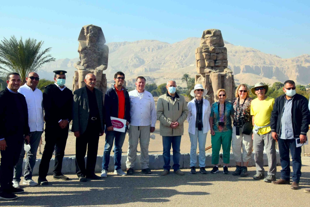 لقاء المحافظ مع السياح فى منطقة تمثالى ممنون