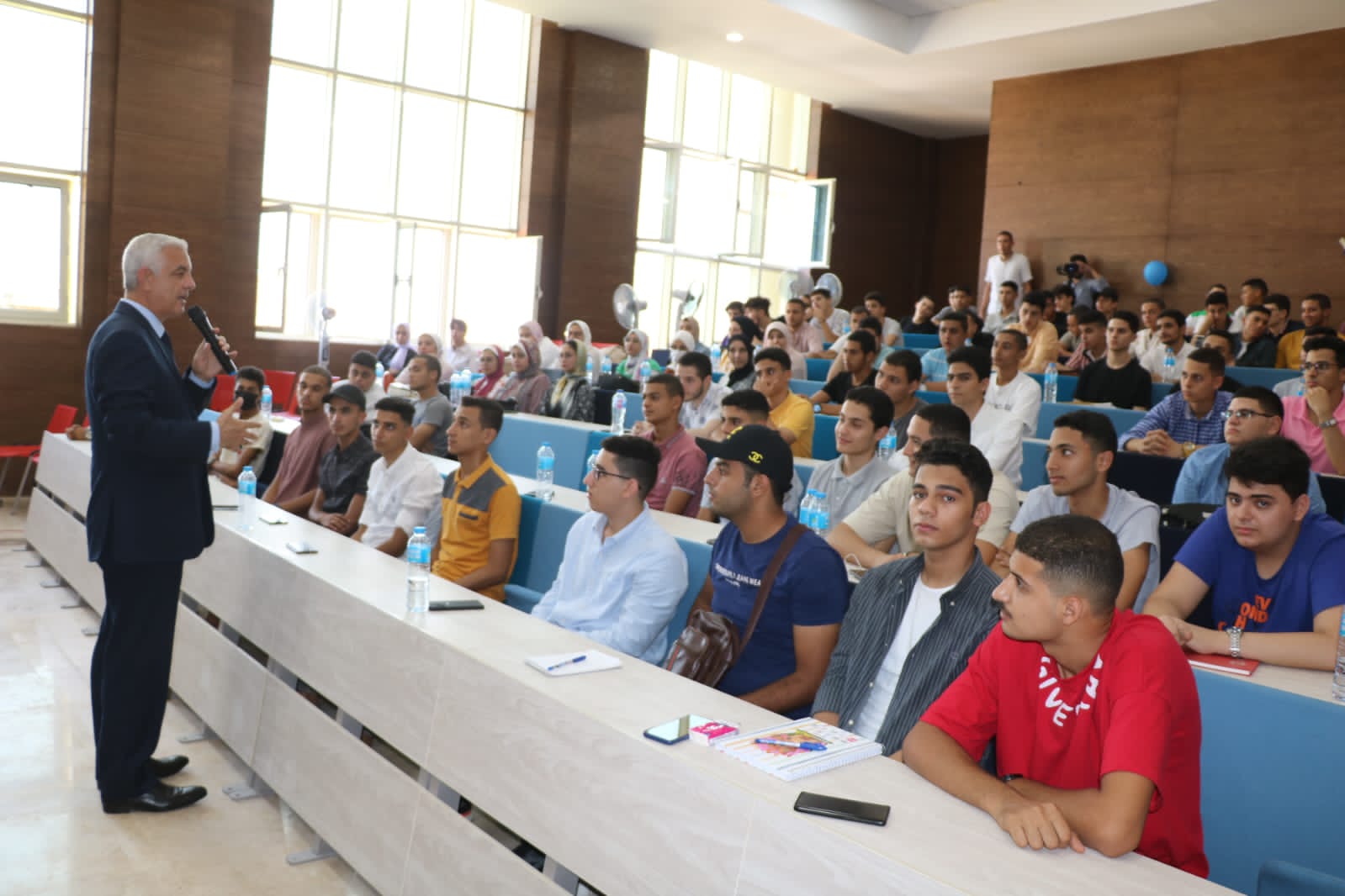 عادل مبارك يلتقى بطلاب الفرقة الأولى بجامعة المنوفية الأهلية (3)