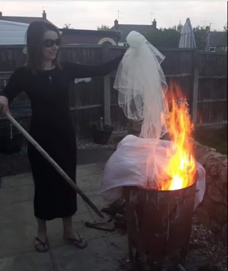 السيدة تحرق الفستان
