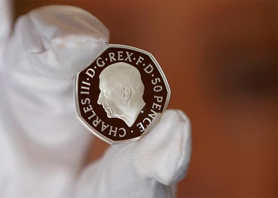 الدمية المعدنية الرسمية للملك تشارلز الثالث على عملة معدنية من فئة 50 بنسًا