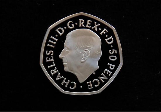 صورة العملة الرسمية للملك البريطاني تشارلز الثالث على قطعة نقدية من فئة 50 بنسًا
