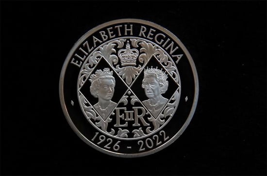 دمى للملكة البريطانية الراحلة إليزابيث على ظهر عملة تاج بقيمة 5 جنيهات إسترلينية تحمل أيضًا صورة الملك تشارلز الثالث