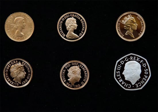 التمثال الرسمي للعملة المعدنية للملك تشارلز الثالث  إلى جانب خمس صور نهائية للعملات المعدنية للملكة إليزابيث