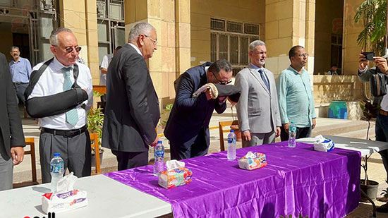 رئيس-جامعة-الإسكندرية-يقبل-العلم-المصري