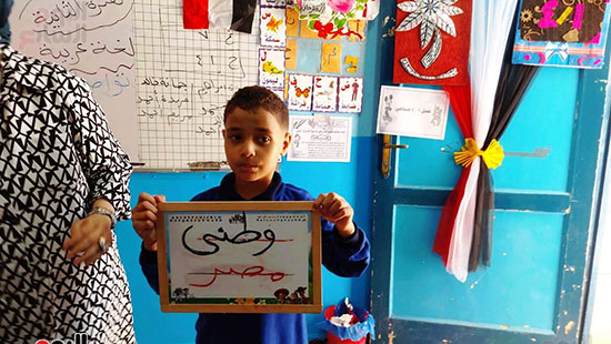 تلميذ-يحمل-لافتة-وطني-مصر