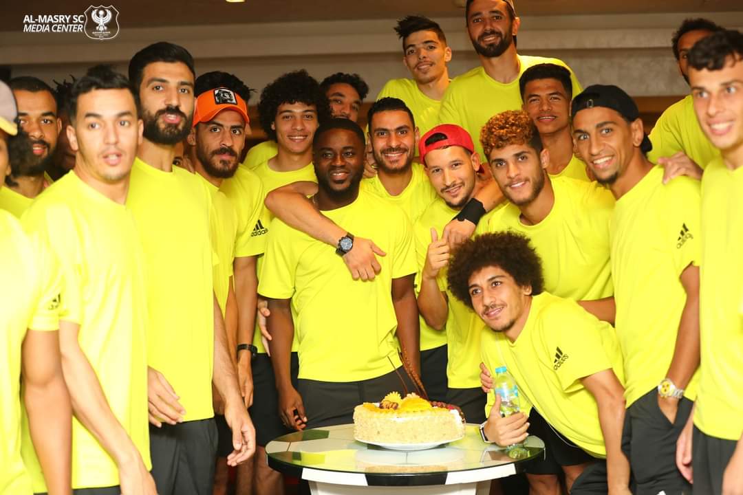 لاعبو المصري يحتفلون بعيد ميلاد ثنائي المنتخب في معسكر الإسكندرية (2)