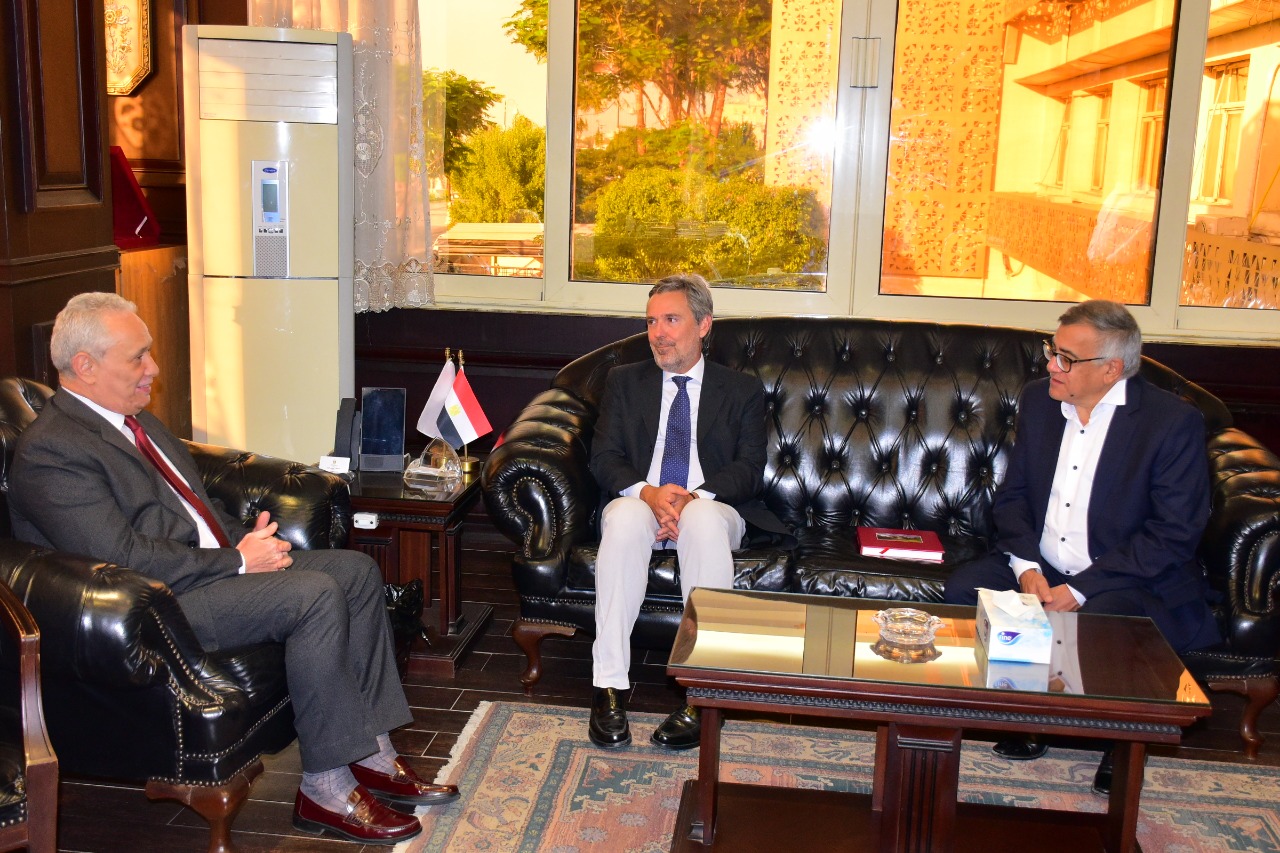 لقاء المحافظ مع سفير ايطاليا بمصر