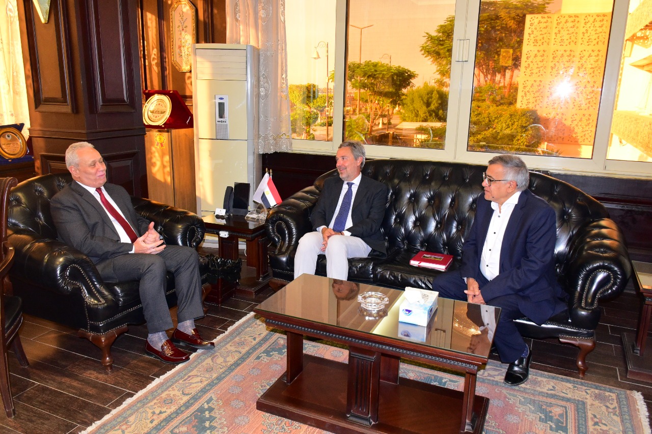 محافظ الأقصر يلتقى بالسفير الإيطالي بمصر