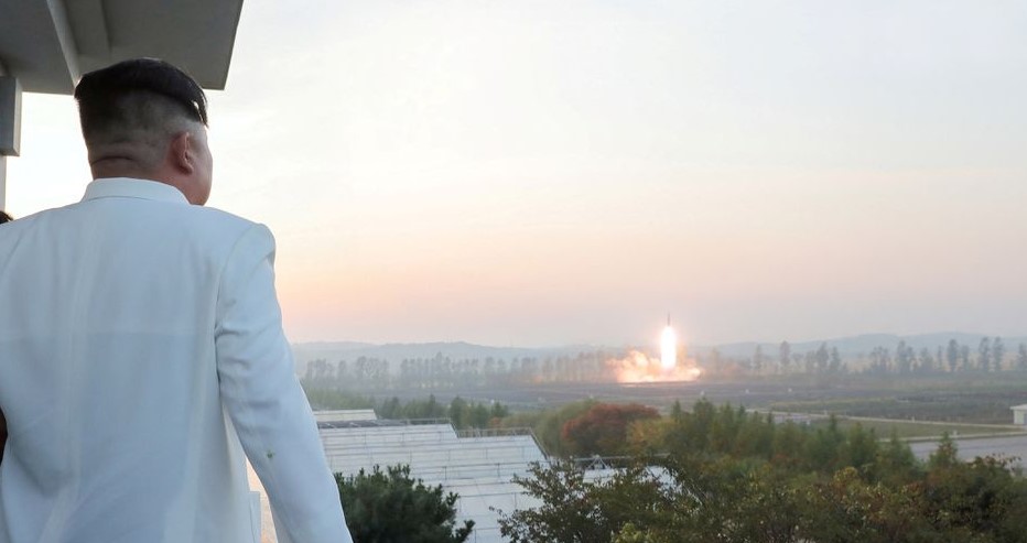 زعيم كوريا ينظر إلى إطلاق صاروخ