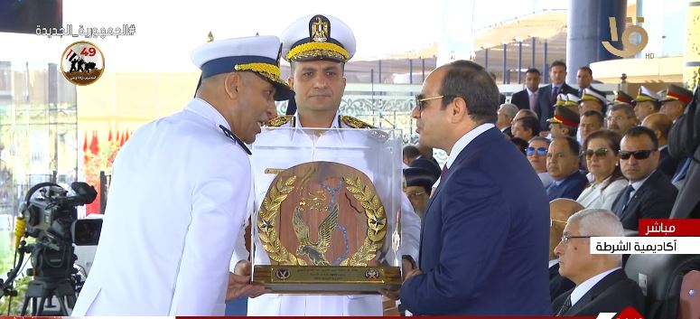 وقدم اللواء هاني أبو المكارم هدية إلى الرئيس عبد الفتاح السيسي
