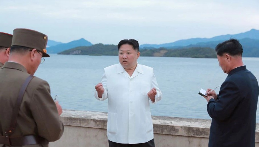 زعيم كوريا مع مسئولين
