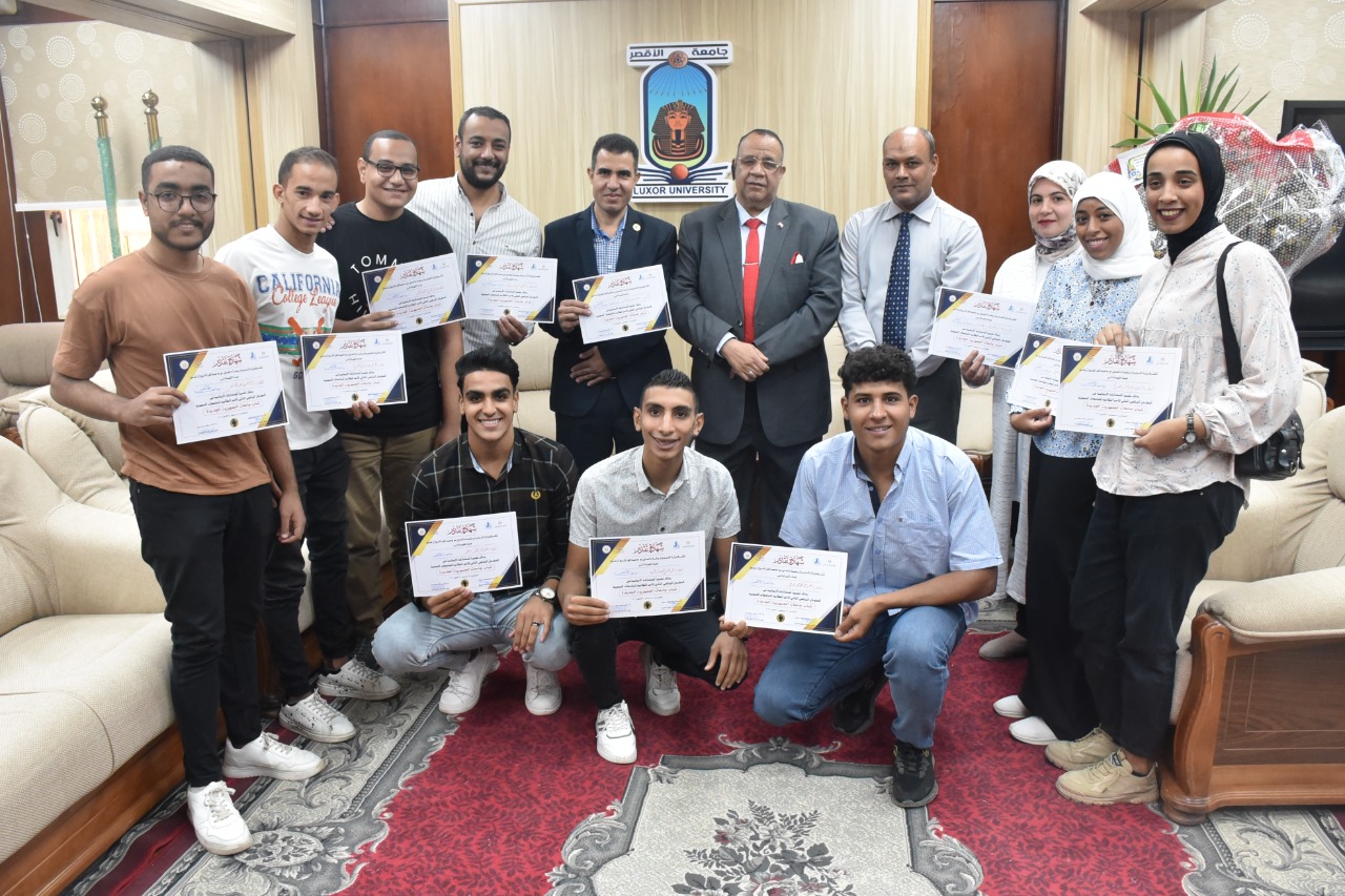 رئيس جامعة الأقصر يكرم الطلاب الفائزين بمهرجان الأسر