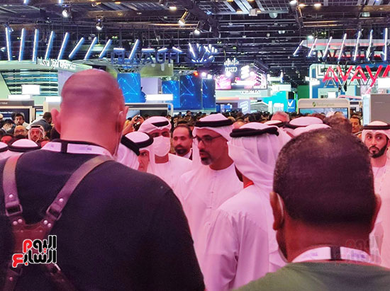 نجل رئيس الإمارات يتفقد معرض جيتكس دبى (6)