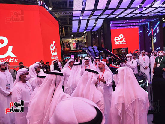 نجل رئيس الإمارات يتفقد معرض جيتكس دبى (11)