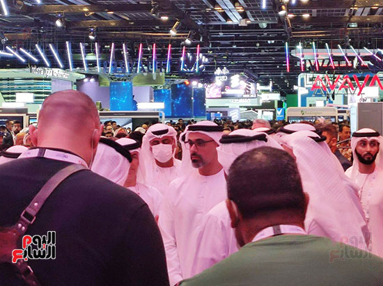 نجل رئيس الإمارات يتفقد معرض جيتكس دبى (5)