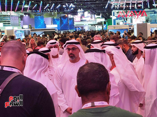 نجل رئيس الإمارات يتفقد معرض جيتكس دبى (3)