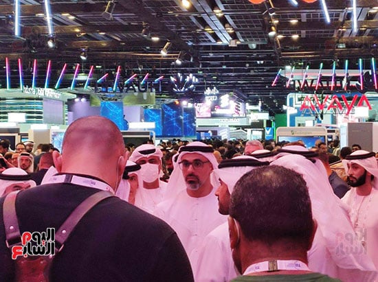 نجل رئيس الإمارات يتفقد معرض جيتكس دبى (4)