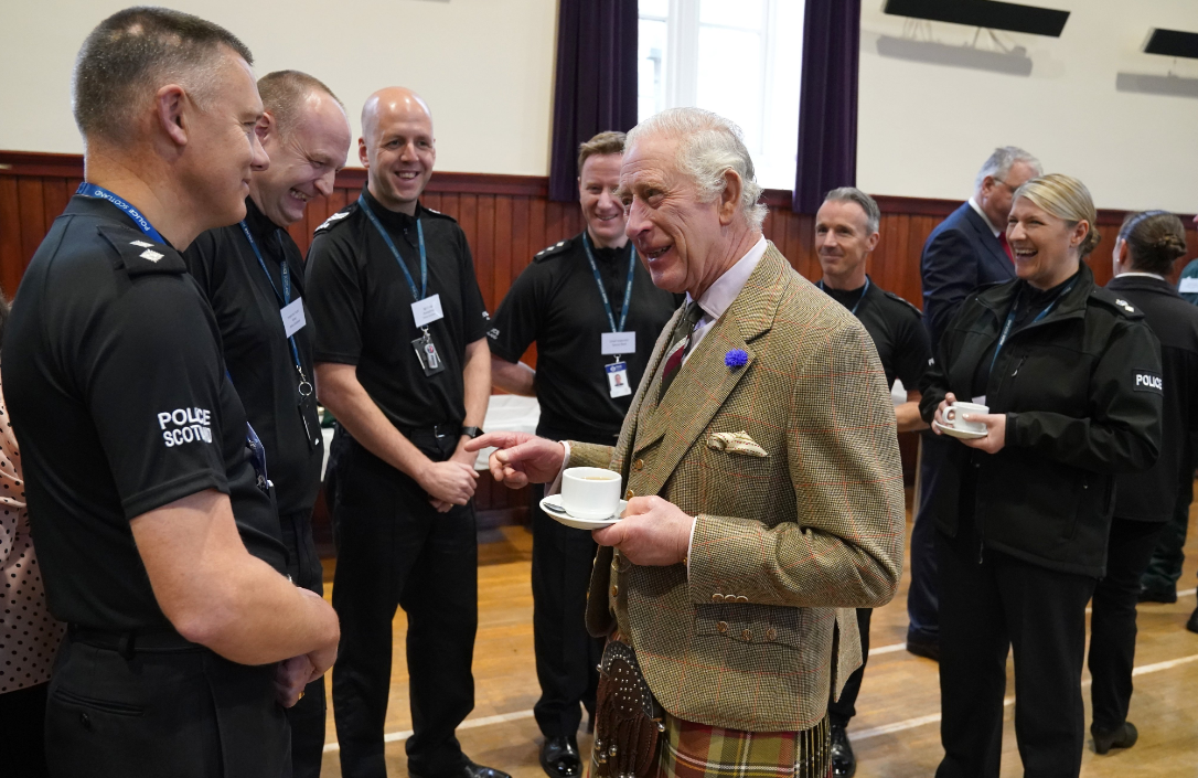 الملك تشارلز يلتقى ضباط شرطة اسكتلندا 