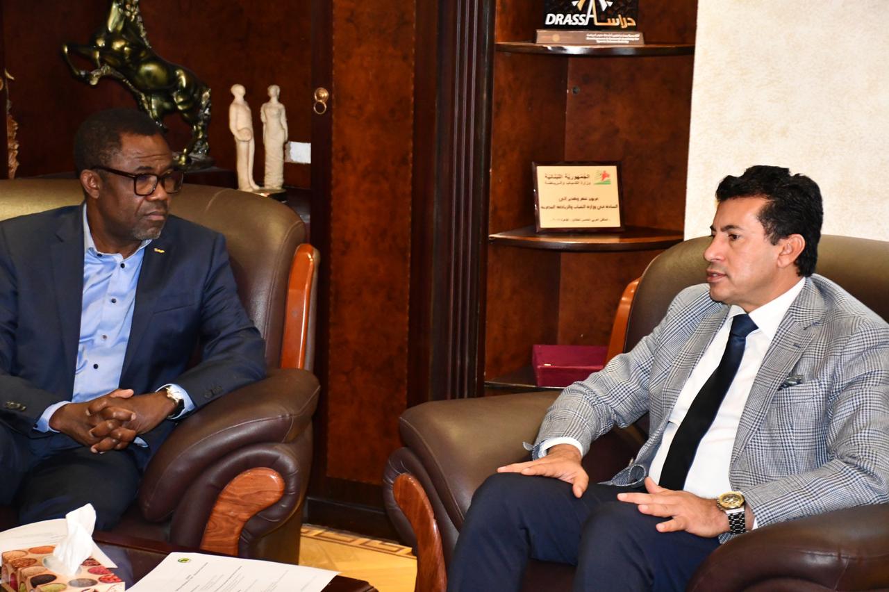 وزير الرياضة وفيرون موسينجو السكرتير العام للاتحاد الأفريقي