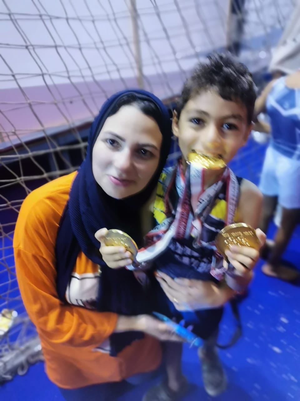 اللاعب محمد عمر يحتفل مع والدته (1)