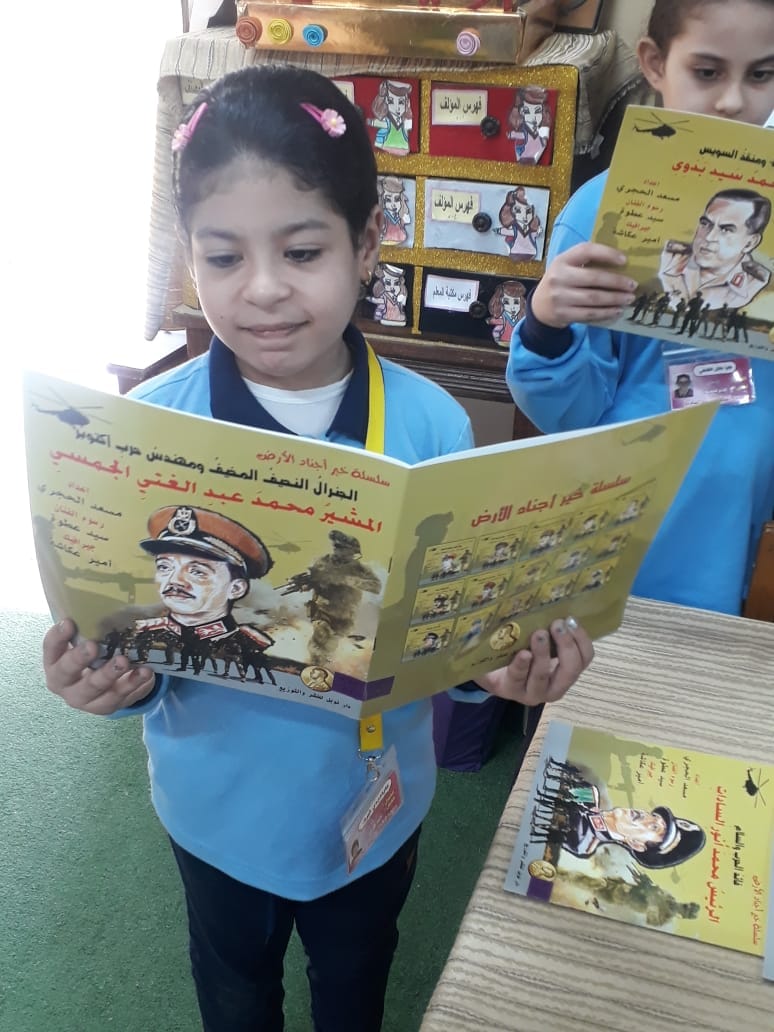 اطفال بالمدرسة مهتمون بالقراءة عن حرب امتوبر
