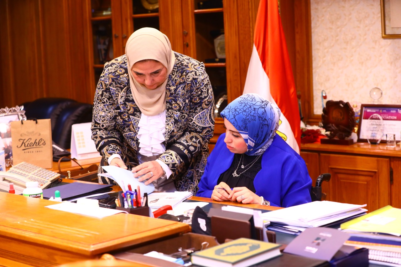 هبة تتقلد منصب وزيرة التضامن الاجتماعى لمدة يوم (2)
