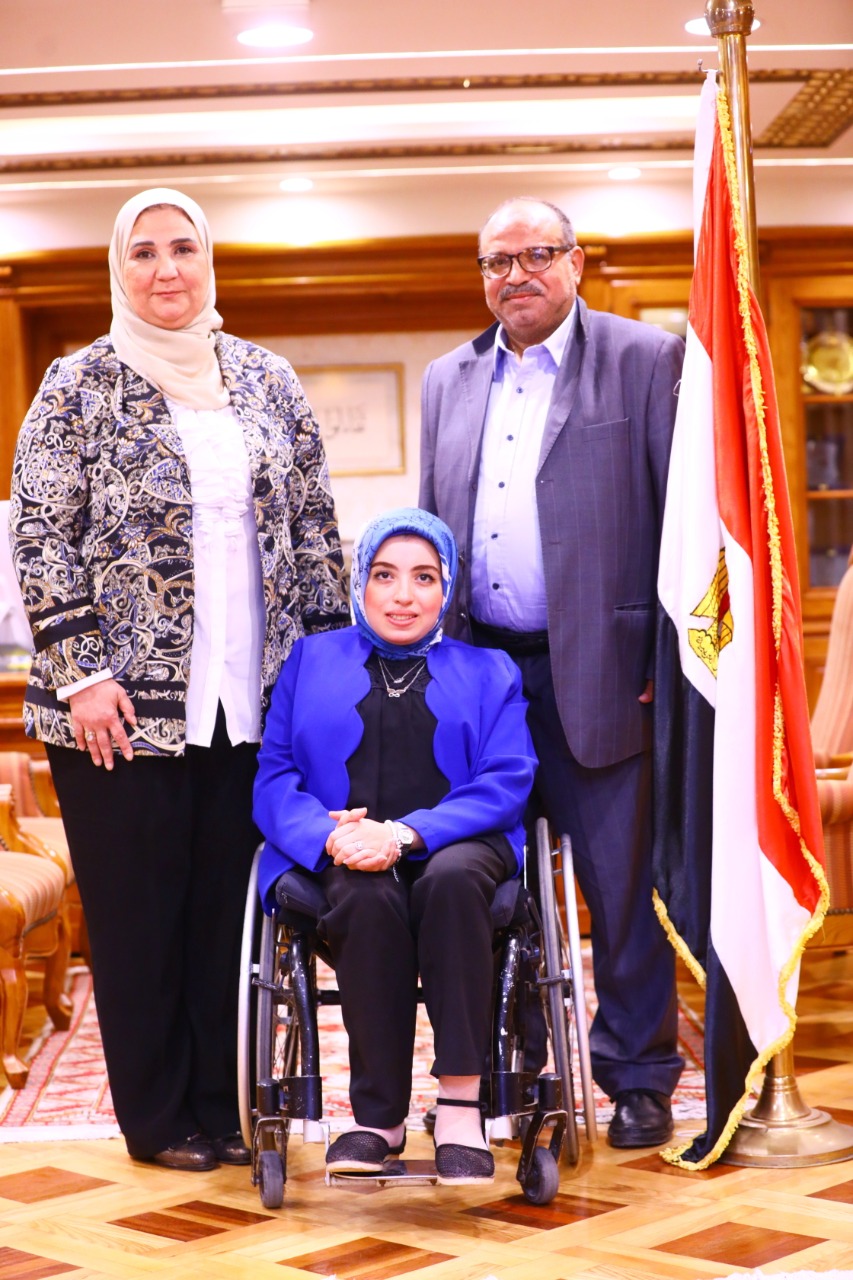 هبة تتقلد منصب وزيرة التضامن الاجتماعى لمدة يوم (4)
